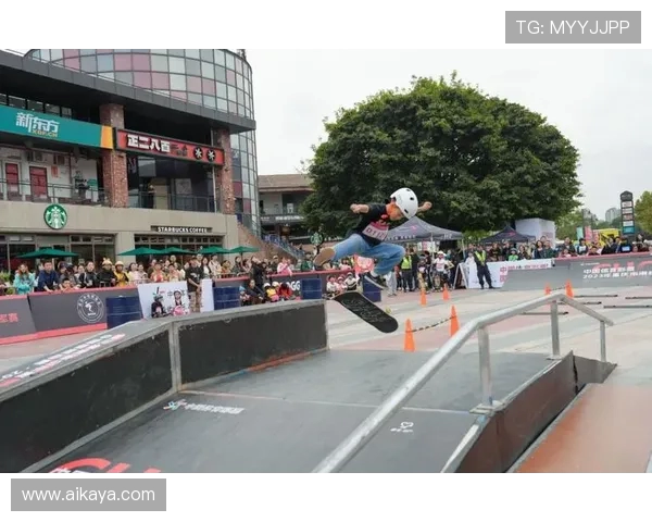 重庆攀岩队在世界滑板锦标赛中的团队协作展现出色表现与潜力 重庆攀岩队在世界滑板锦标赛中的团队协作展现出色表现与潜力